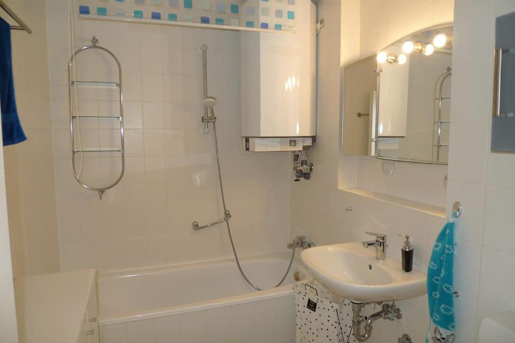 Aquamarin - Charmantes Appartement Mit Balkon Rostock Exterior photo
